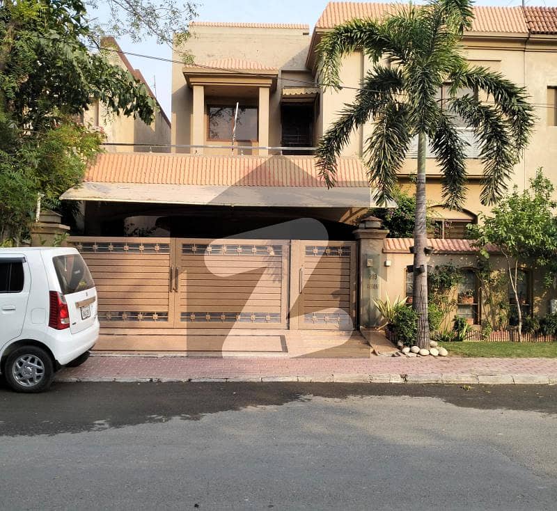 10 Marla Used House For Sale Near Park - Bahria Town Lahore.
