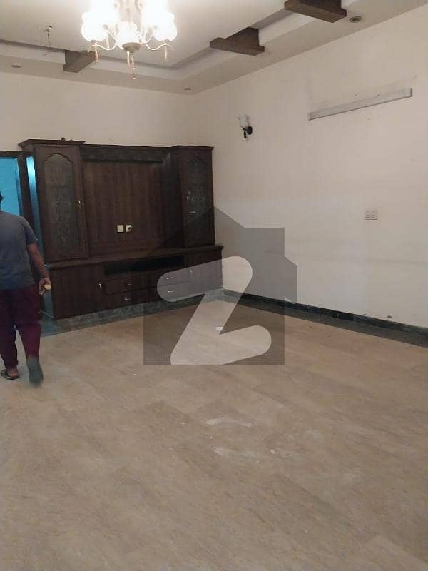مصطفیٰ ٹاؤن لاہور میں 5 کمروں کا 10 مرلہ مکان 1.4 لاکھ میں کرایہ پر دستیاب ہے۔