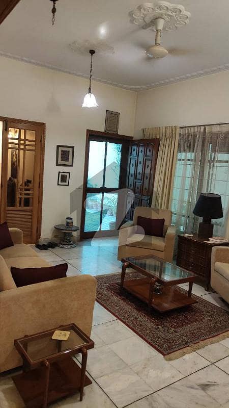 کلفٹن ۔ بلاک 2 کلفٹن,کراچی میں 4 کمروں کا 11 مرلہ مکان 5.5 کروڑ میں برائے فروخت۔