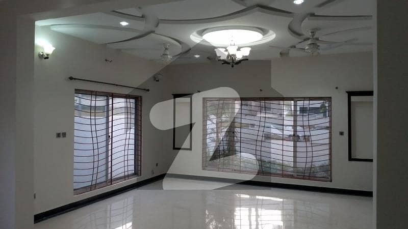 ONE KANAL SINGLE STOREY HOUSE FOR RENT PRIME LOCATION