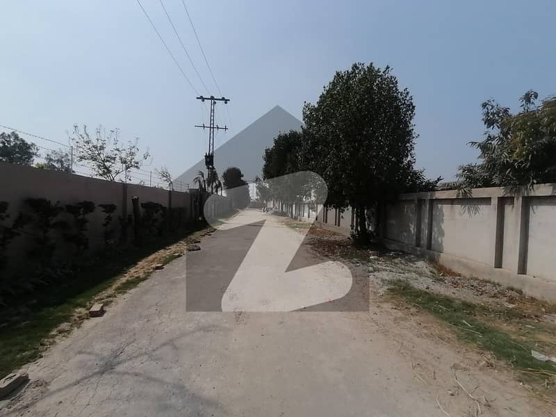 برکی روڈ کینٹ,لاہور میں 4 کنال پلاٹ فارم 3.2 کروڑ میں برائے فروخت۔