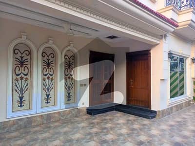 10 MARLA BRAND NEW HOUSE AVAILABLE IN JOHAR TOWN PHASE 1