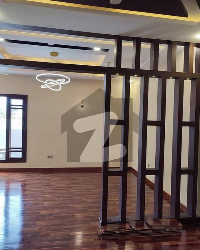 ڈی ایچ اے فیز 7 ڈی ایچ اے ڈیفینس,کراچی میں 5 کمروں کا 12 مرلہ مکان 7.5 کروڑ میں برائے فروخت۔
