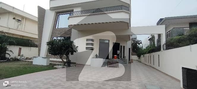 Beautiful 1000 Sq Yd Bungalow For Rent