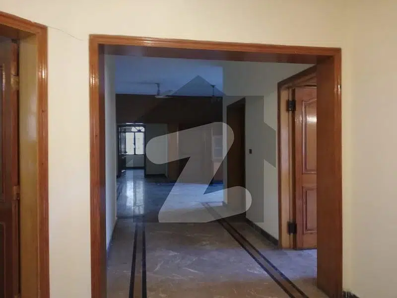 FULLY RENOVATED 1 KANAL BEAUTIFUL LOWER PORTION SEPARATE GATE AVAILABLE FOR RENT IN DHA PHASE 3
