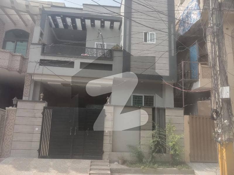 جوہر ٹاؤن فیز 2 جوہر ٹاؤن,لاہور میں 4 کمروں کا 5 مرلہ مکان 2.65 کروڑ میں برائے فروخت۔