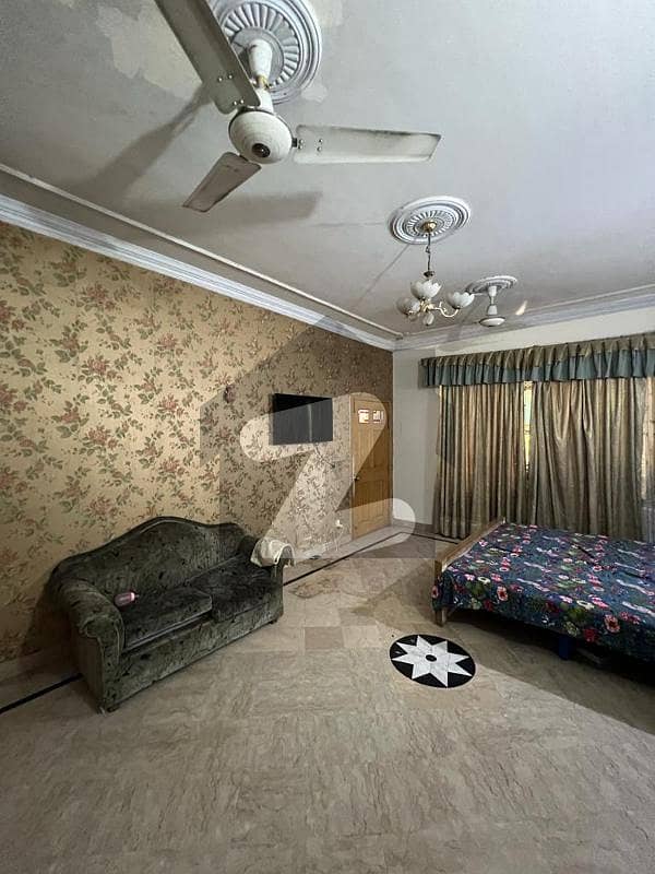 کنال برگ لاہور میں 5 کمروں کا 10 مرلہ مکان 3.5 کروڑ میں برائے فروخت۔