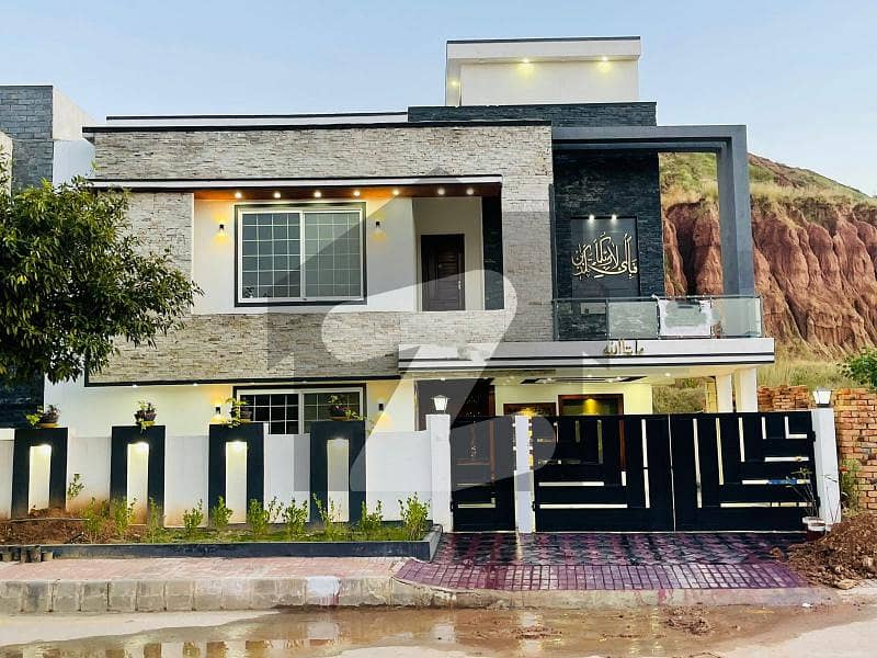 بحریہ ٹاؤن فیز 8 بحریہ ٹاؤن راولپنڈی,راولپنڈی میں 6 کمروں کا 15 مرلہ مکان 4.3 کروڑ میں برائے فروخت۔
