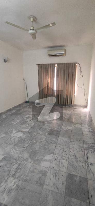 Independent Room For Rent In G-11 Independent Room For Rent In G-11