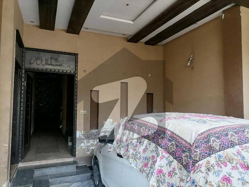خیابان قائد اعظم لاہور میں 5 کمروں کا 10 مرلہ مکان 2.25 کروڑ میں برائے فروخت۔