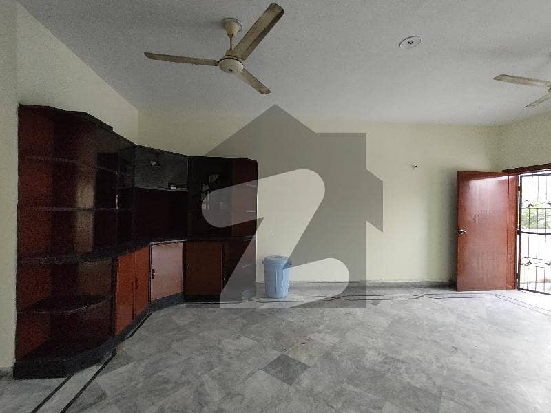 پی اے ایف آفیسرز کالونی کینٹ,لاہور میں 3 کمروں کا 12 مرلہ مکان 3.25 کروڑ میں برائے فروخت۔