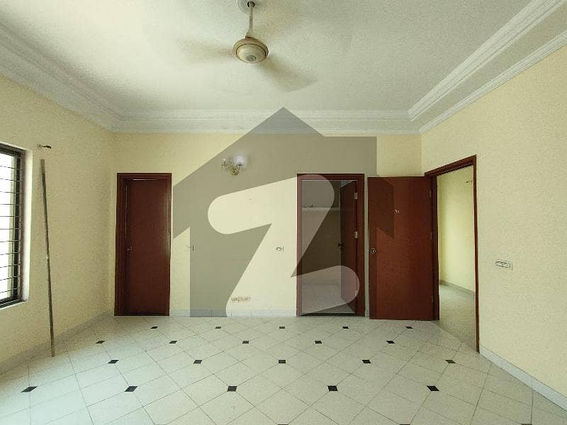 پی اے ایف آفیسرز کالونی کینٹ,لاہور میں 7 کمروں کا 12 مرلہ مکان 4.15 کروڑ میں برائے فروخت۔