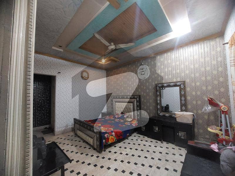 ڈی ٹائپ کالونی فیصل آباد میں 6 کمروں کا 12 مرلہ مکان 2.5 کروڑ میں برائے فروخت۔