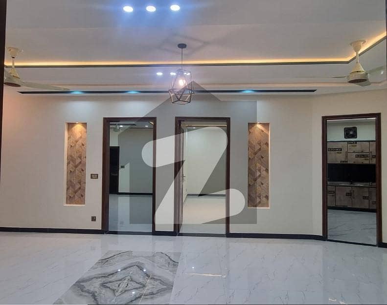 اعوان مارکیٹ فیروزپور روڈ,لاہور میں 5 کمروں کا 6 مرلہ مکان 1.95 کروڑ میں برائے فروخت۔