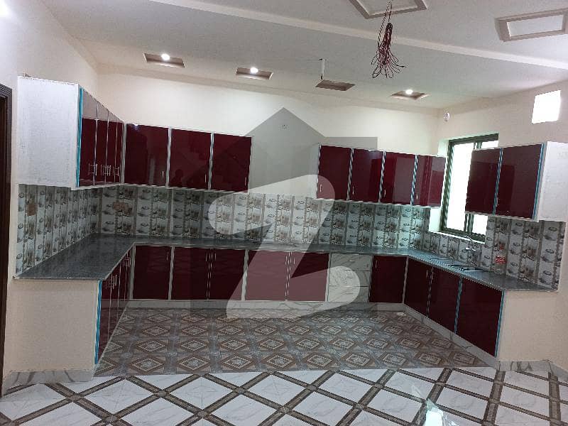 مدینہ ٹاؤن فیصل آباد میں 5 کمروں کا 10 مرلہ مکان 2.5 کروڑ میں برائے فروخت۔
