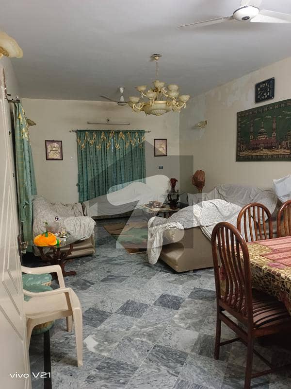 خیابان کالونی 2 فیصل آباد میں 3 کمروں کا 11 مرلہ مکان 2.4 کروڑ میں برائے فروخت۔