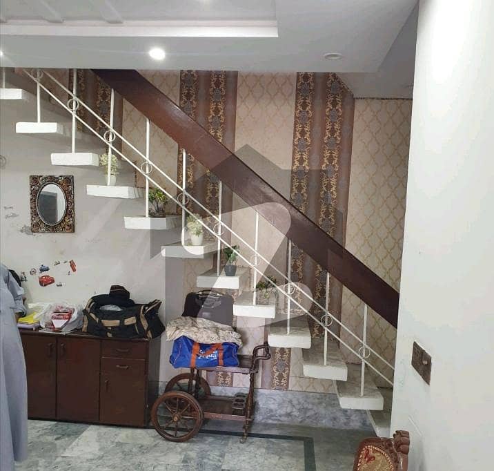 ماڈل ٹاؤن لاہور میں 4 کمروں کا 8 مرلہ مکان 4.58 کروڑ میں برائے فروخت۔
