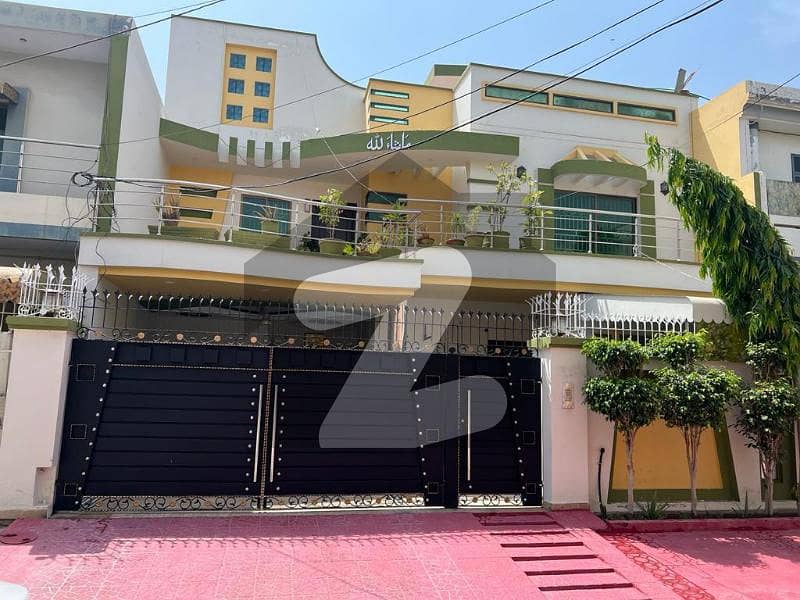 10 Marla House available for sale in Farid Town if you hurry