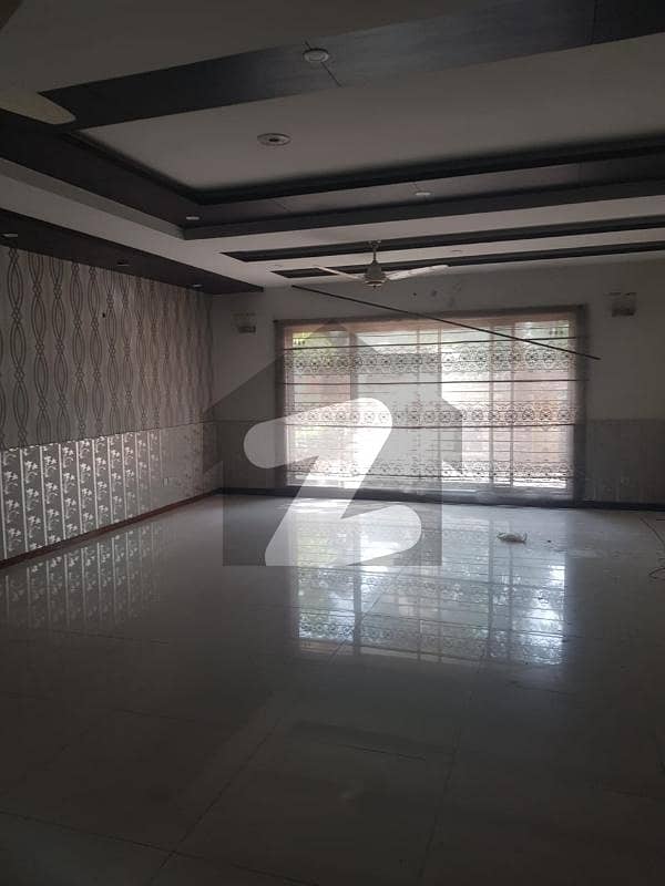 ویلینشیاء ہاؤسنگ سوسائٹی لاہور میں 6 کمروں کا 2 کنال مکان 3.5 لاکھ میں کرایہ پر دستیاب ہے۔