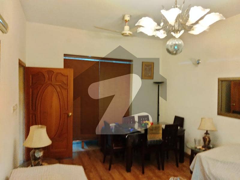 کیولری گراؤنڈ لاہور میں 3 کمروں کا 7 مرلہ مکان 3.5 کروڑ میں برائے فروخت۔