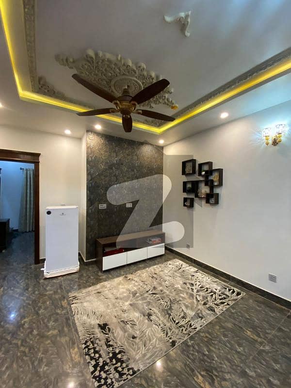 طارق گارڈنز لاہور میں 3 کمروں کا 5 مرلہ مکان 2.3 کروڑ میں برائے فروخت۔