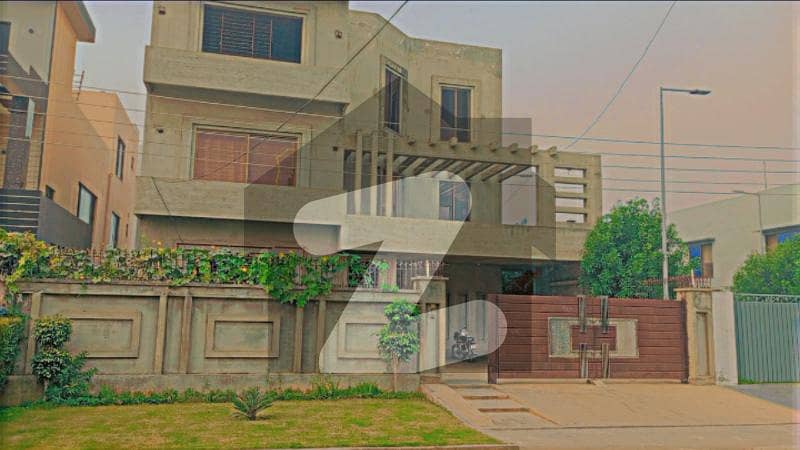 فارمانئیٹس ہاؤسنگ سکیم لاہور میں 8 کمروں کا 1 کنال مکان 5.3 کروڑ میں برائے فروخت۔