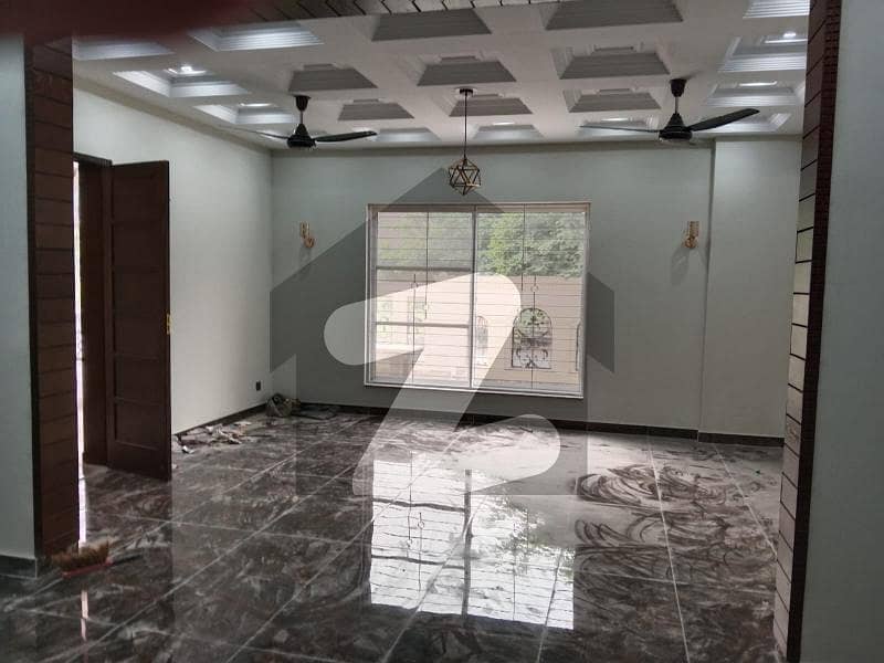 ای ایم ای سوسائٹی لاہور میں 6 کمروں کا 1 کنال مکان 2.15 لاکھ میں کرایہ پر دستیاب ہے۔