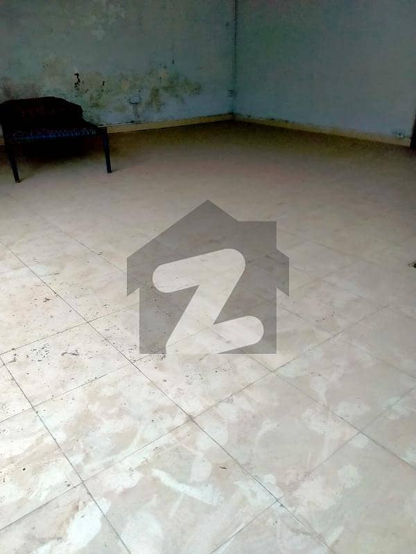 12 MARLA SINGLE STOREY FOR RENT NEAR PIA MAIN BOULEVARD AND UMT . WALKING DISTANCE FROM PIA MAIN BOULEVARD AND UMT. ORIGINAL PICS.