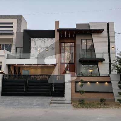 Centrally Located House In Jeewan City - Phase 5 Is Available For sale