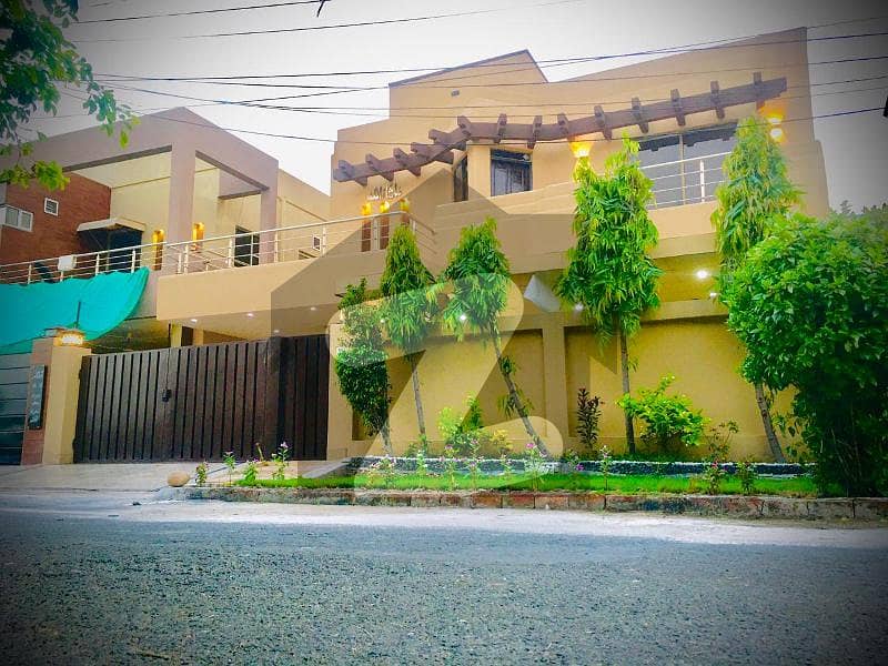 10 Marla Facing Park Corner House Available For Sale In Valancia Town Lahore