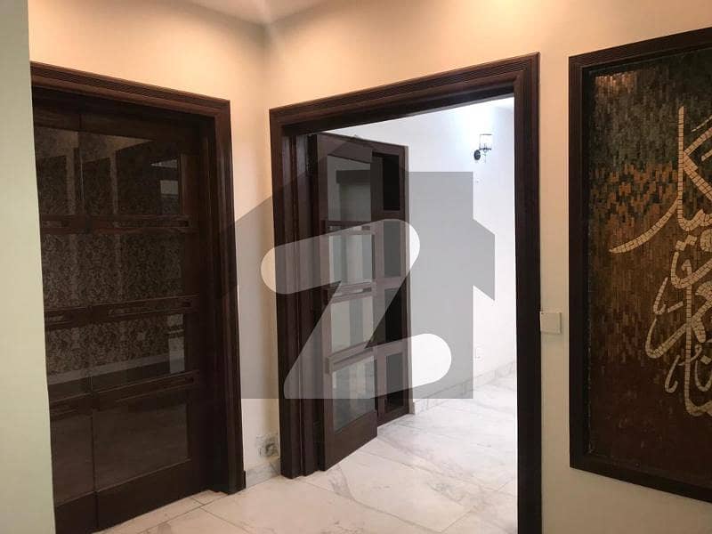ڈی ایچ اے فیز 2 - بلاک وی فیز 2,ڈیفنس (ڈی ایچ اے),لاہور میں 4 کمروں کا 10 مرلہ مکان 3.3 کروڑ میں برائے فروخت۔