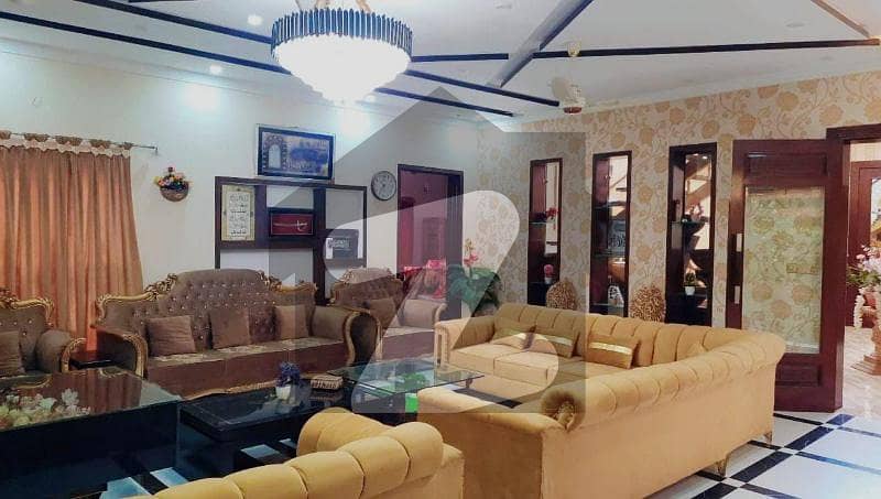پی جی ای سی ایچ ایس فیز 2 پنجاب گورنمنٹ ایمپلائیز سوسائٹی,لاہور میں 7 کمروں کا 1 کنال مکان 9.75 کروڑ میں برائے فروخت۔
