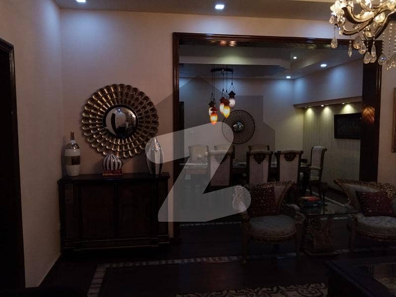 سعید کالونی فیصل آباد میں 6 کمروں کا 1 کنال مکان 10.0 کروڑ میں برائے فروخت۔