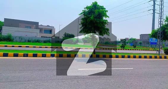 ڈی ایچ اے فیز 7 - بلاک ٹی فیز 7,ڈیفنس (ڈی ایچ اے),لاہور میں 2 کنال رہائشی پلاٹ 6.5 کروڑ میں برائے فروخت۔