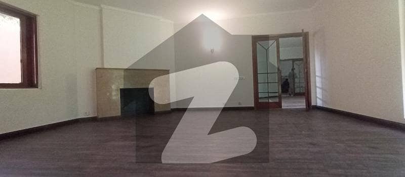 کینٹ لاہور میں 4 کمروں کا 2 کنال مکان 3.1 لاکھ میں کرایہ پر دستیاب ہے۔