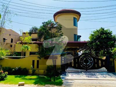 KANAL HOUSE CORNER FACING PARK FOR SALE