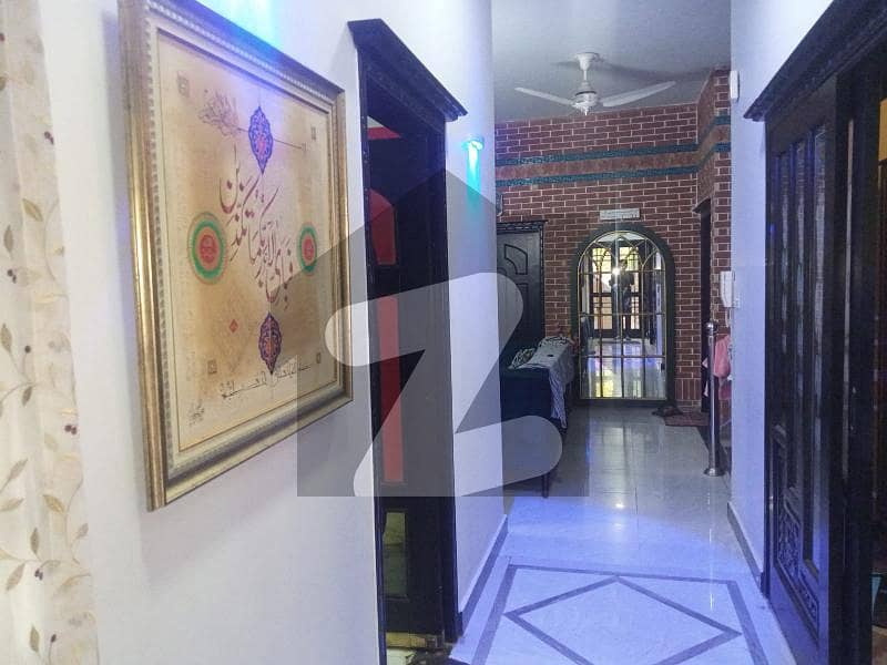 سکھ چین گارڈنز ۔ بلاک اے سکھ چین گارڈنز,لاہور میں 5 کمروں کا 10 مرلہ مکان 2.5 لاکھ میں کرایہ پر دستیاب ہے۔