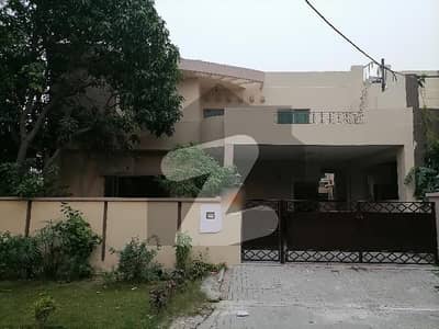 عسکری 10 - سیکٹر اے عسکری 10,عسکری,لاہور میں 4 کمروں کا 10 مرلہ مکان 1.3 لاکھ میں کرایہ پر دستیاب ہے۔