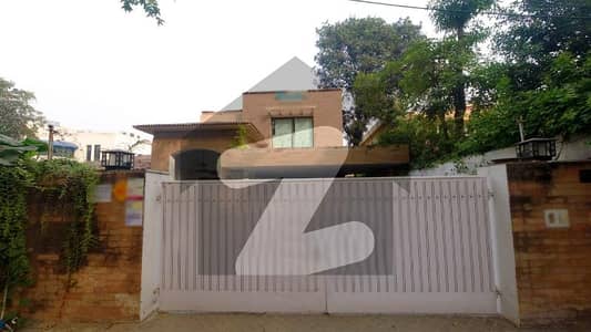 Prime Location 52 Marla Spacious House Is Available In Gulberg 3 Block D1 For Sale