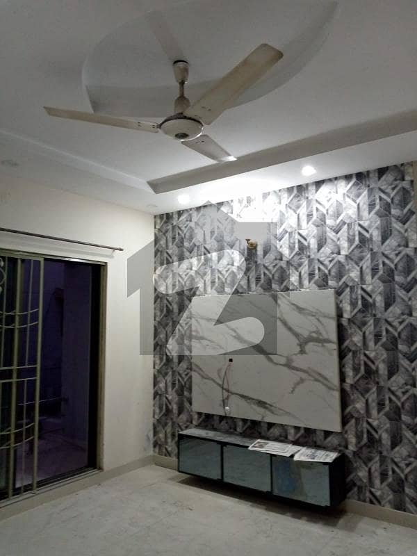 ڈی ایچ اے فیز 8 ڈیفنس (ڈی ایچ اے),لاہور میں 5 کمروں کا 13 مرلہ مکان 1.6 لاکھ میں کرایہ پر دستیاب ہے۔