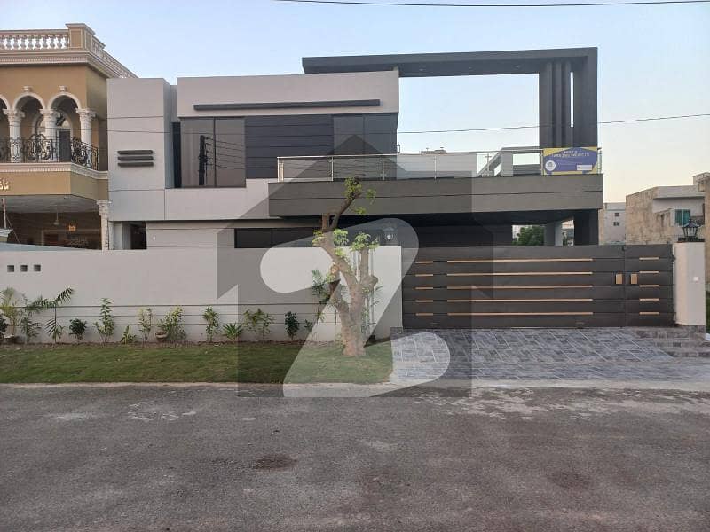 1 Kanal Modern Design Bungalow Facing Park Very Near To Main Road Ready To Shift