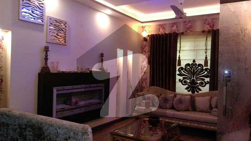 ڈی ایچ اے فیز 2 - بلاک وی فیز 2,ڈیفنس (ڈی ایچ اے),لاہور میں 4 کمروں کا 10 مرلہ مکان 3.7 کروڑ میں برائے فروخت۔