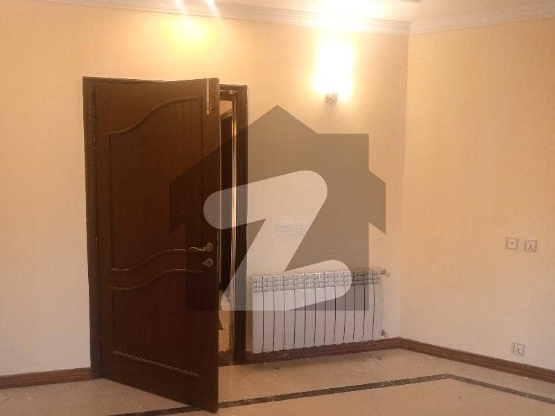 1 kannal cornor upper portion 2 bedrooms available for rent
