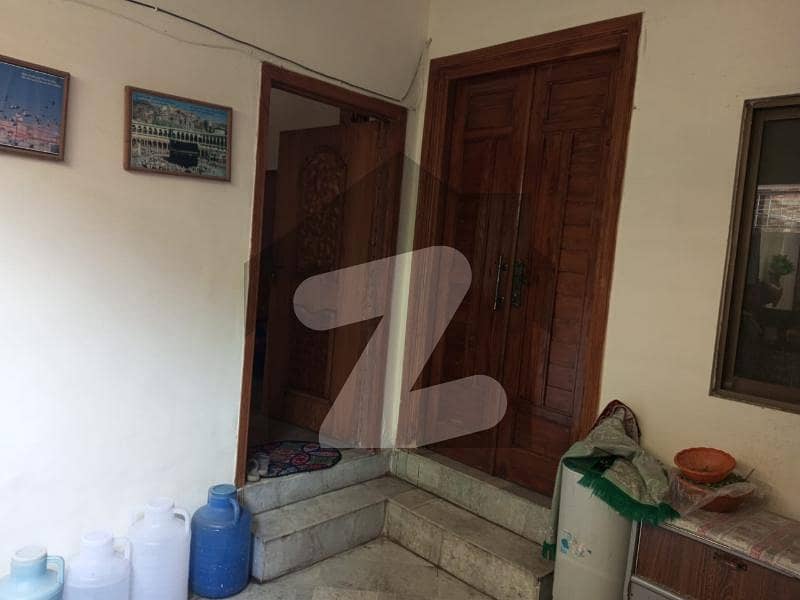 احمد آباد فیصل آباد میں 5 کمروں کا 4 مرلہ مکان 1.3 کروڑ میں برائے فروخت۔