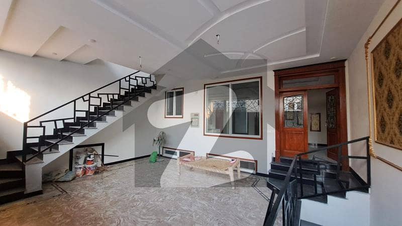 ریگی ماڈل ٹاؤن پشاور میں 8 کمروں کا 5 مرلہ مکان 2.5 کروڑ میں برائے فروخت۔