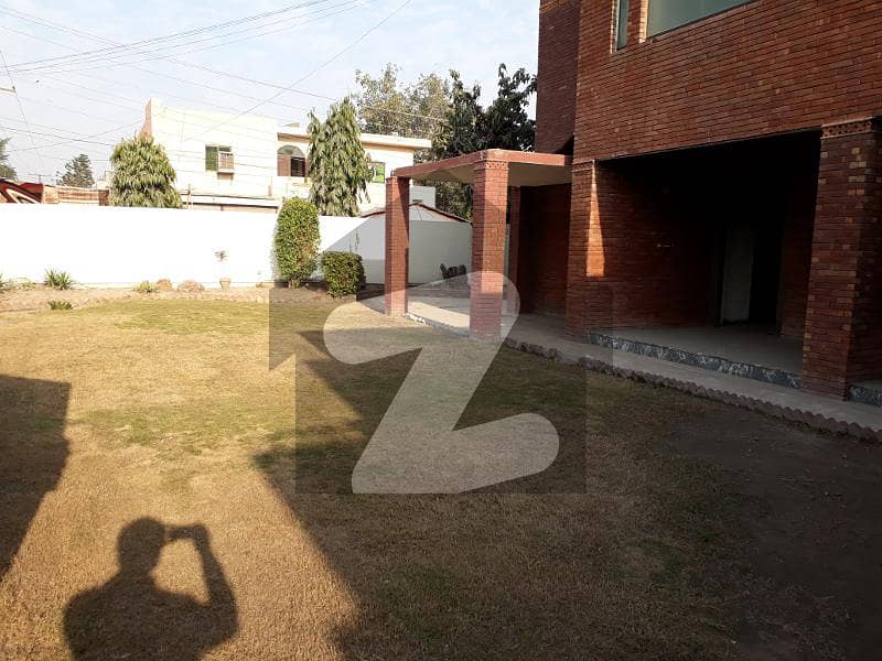 گارڈن ٹاؤن - علی بلاک گارڈن ٹاؤن,لاہور میں 11 کمروں کا 4 کنال مکان 12.0 لاکھ میں کرایہ پر دستیاب ہے۔