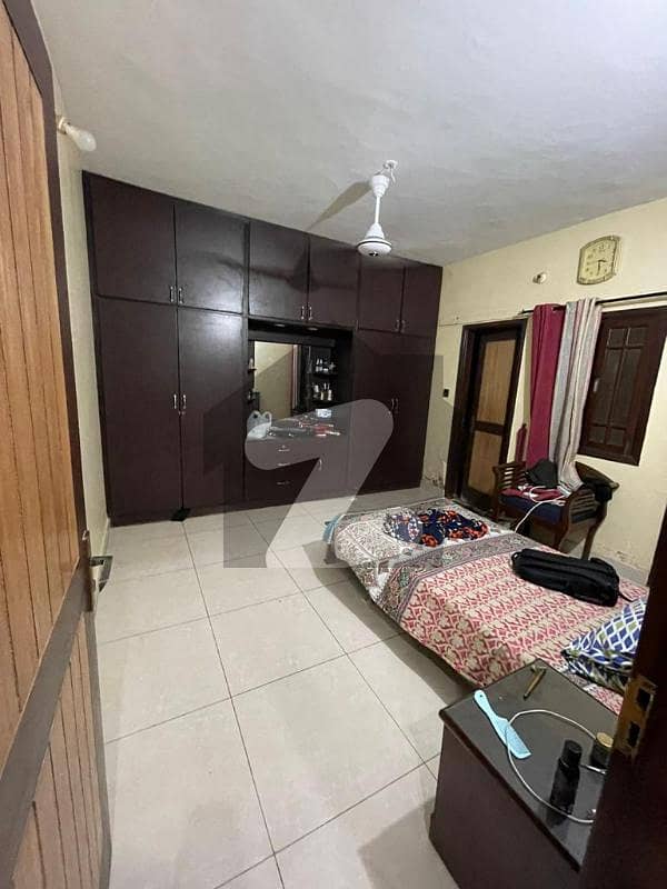 کلفٹن ۔ بلاک 4 کلفٹن,کراچی میں 3 کمروں کا 8 مرلہ فلیٹ 2.2 کروڑ میں برائے فروخت۔