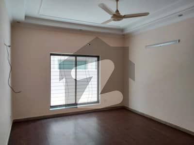 PRIME LOCTION 10/MARLA UPPER PORTION AVAILABLE FOR RENT IN DHA PHASE 4