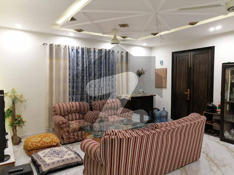 ڈی ایچ اے فیز 2 - بلاک وی فیز 2,ڈیفنس (ڈی ایچ اے),لاہور میں 4 کمروں کا 10 مرلہ مکان 3.7 کروڑ میں برائے فروخت۔