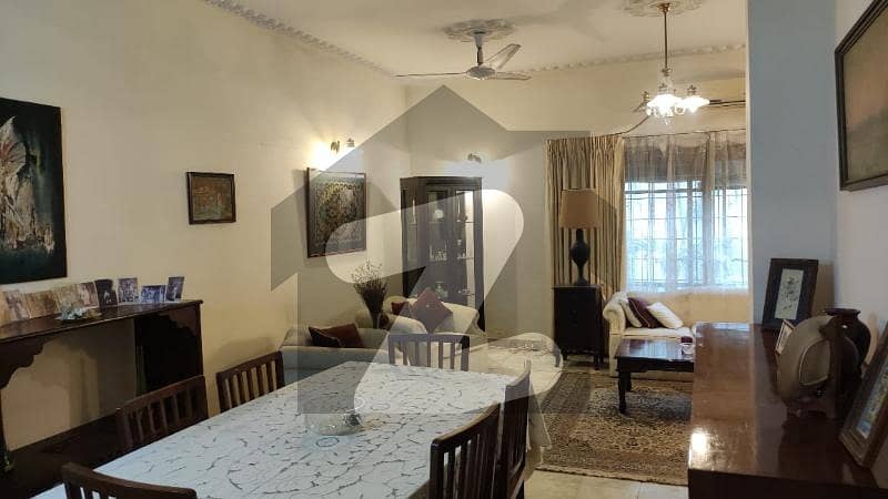 کلفٹن ۔ بلاک 2 کلفٹن,کراچی میں 4 کمروں کا 10 مرلہ مکان 5.5 کروڑ میں برائے فروخت۔